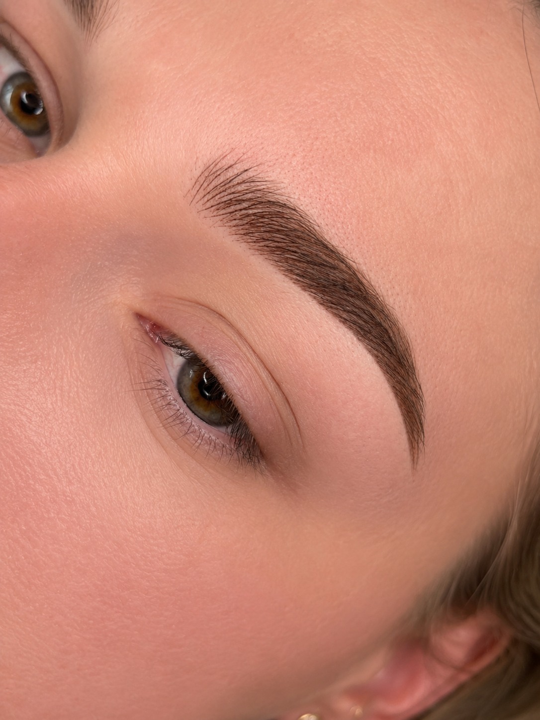 Kombi Brows aus Härchenzeichnung und Puderschattierung